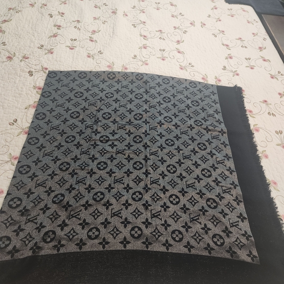 Louis Vuitton Black and Gray Monogram Scarf - Picture 2 of 3